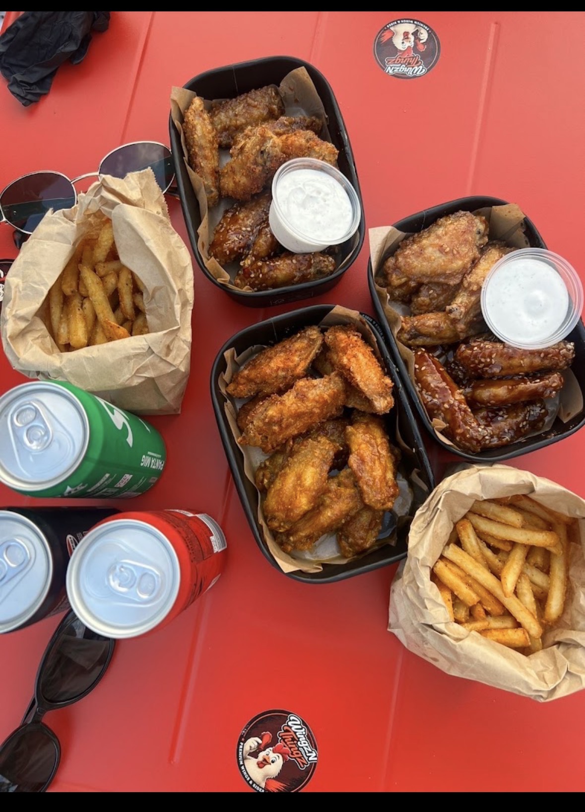 Glaserade wings i svart papperskorg