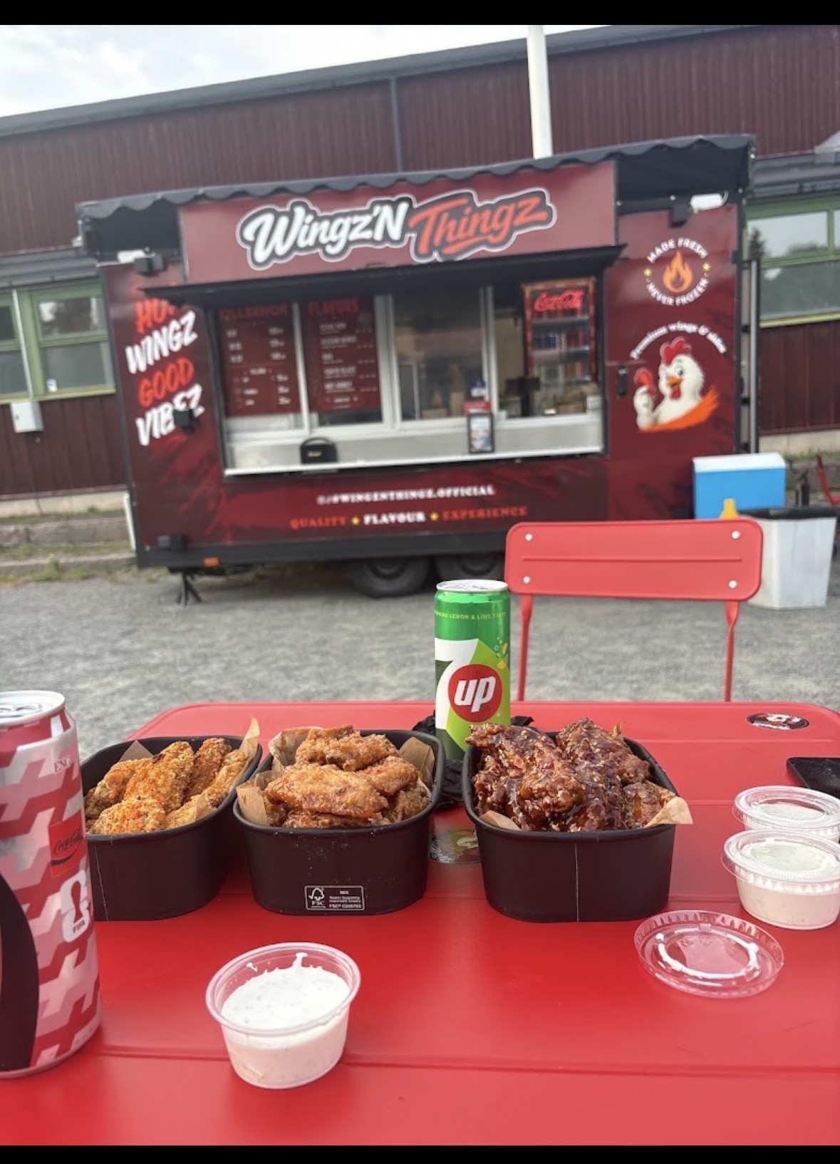WingzN Thingz foodtruck på plats i Solna